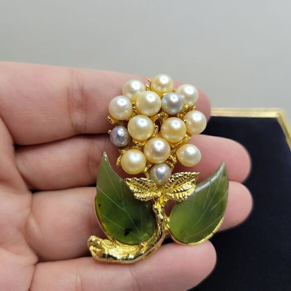 Swoboda Two Colors Pearl and Jade Flower Brooch Signed SWO, INC - Picture 8 of 13